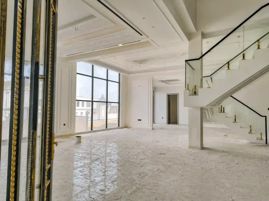 فيلا جديدة في عجمان مليئة بغبار البناء والأسمنت قبل بدء عملية التنظيف العميق